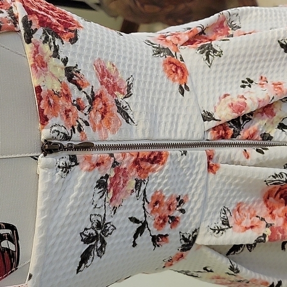 REWIND Floral Dress. Zips Up The Back With 2 Buttons. Size Small - Picture 7 of 8